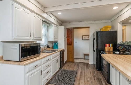 Kellogg House | Lakefront Retreat at Rock Creek with Family-Friendly Amenities