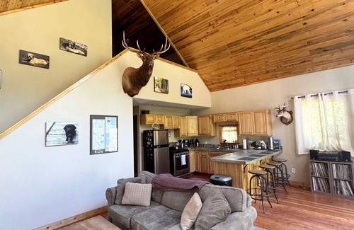 Drummond Cabin | Experience Riverfront Bliss at Rock Creek, MT Cabin