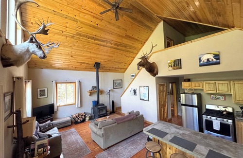 Drummond Cabin | Experience Riverfront Bliss at Rock Creek, MT Cabin