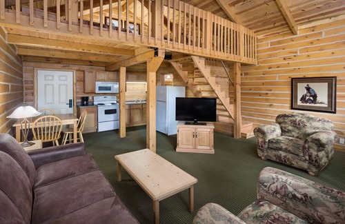 Custer Hotel | Inviting Rock Crest Lodge and Cabins with Spa & Pool Access