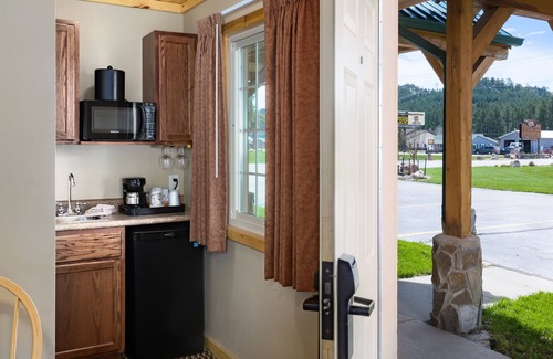 Custer Hotel | Inviting Rock Crest Lodge and Cabins with Spa & Pool Access