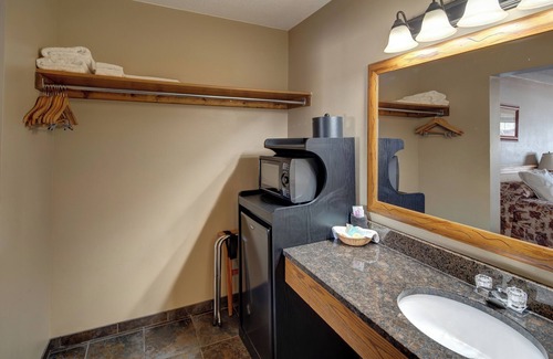 Custer Hotel | Inviting Rock Crest Lodge and Cabins with Spa & Pool Access