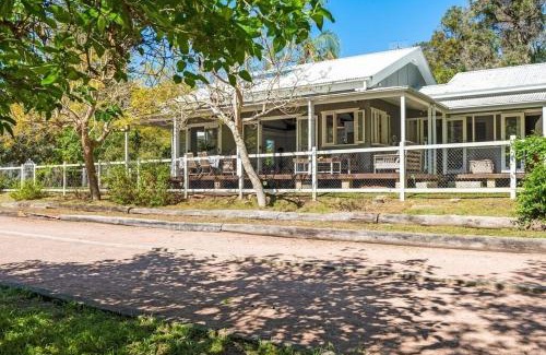 Patonga House | Beachside Bliss at Rock Davis Beachhouse - 9.4/10 Rated