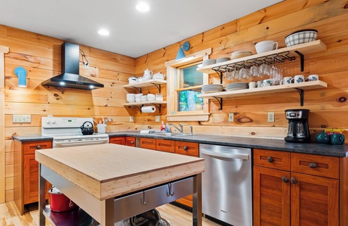Rangeley Plantation House | Pet-Friendly Rock Hopper on Mooselookmeguntic Lake