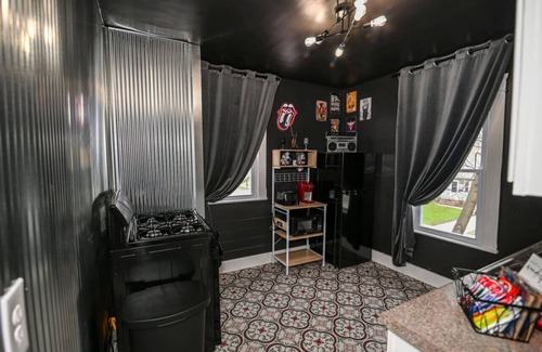 Cleveland Apartment | Rock 'n' Roll Duplex: Pet Friendly Home for 10 Guests