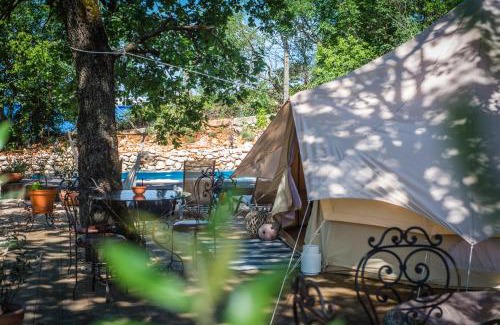 Imotski Other | Family-Friendly Rock Oak Camp with Pool & Kitchen Amenities