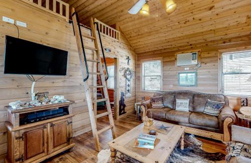 Fredericksburg House | Family-Friendly Rock of Ages Cabin in Amazing Grace Canyon