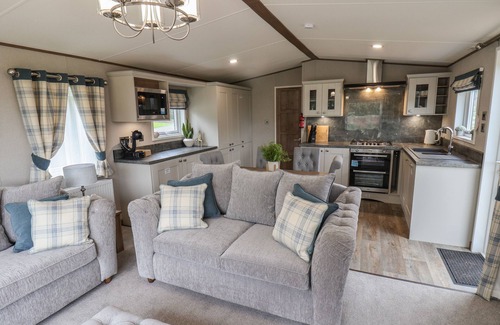 Flamborough Cottage | Pet-Friendly Retreat: Rock On Tommy Holiday Cottage