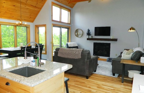 Rangeley Condo | Cozy Rock Pond Condo 53 - Ski-In/Ski-Out Retreat