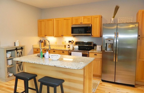 Rangeley Condo | Cozy Rock Pond Condo 53 - Ski-In/Ski-Out Retreat