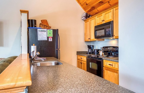 Rangeley Condo | Cozy Rock Pond Condo 77 - Ski In and Breakfast Included