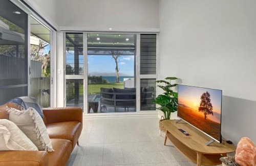 Picnic Bay Villa | Oceanfront Elegance at Rock Salt Villa 2 - Rated 9/10