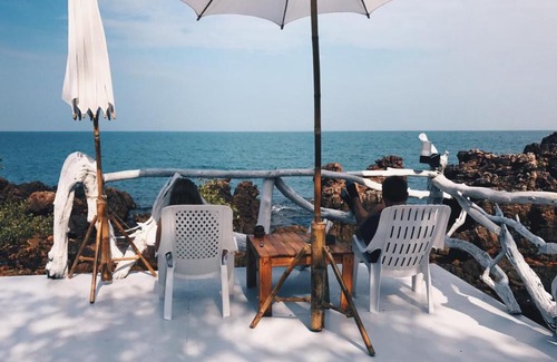 Nuea Khlong House | Stunning Oceanfront Getaway at Rock View Terrace