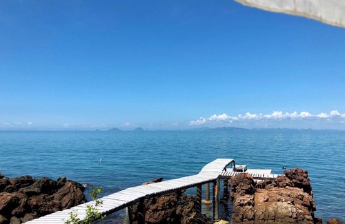 Nuea Khlong House | Stunning Oceanfront Getaway at Rock View Terrace