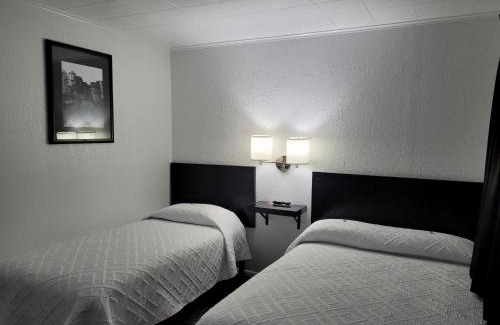 Custer Hotel | Kid-Friendly Retreat at Rocket Motel with Hot Tub Access