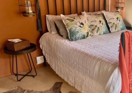 Bela-Bela House | Rockey Mountain Bush Lodge: Pet-Friendly Retreat with Pool