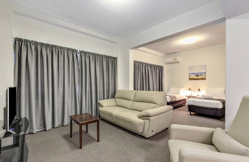 Rockhampton Hotel | Riverside Retreat at Rockhampton Central Hotel with Pool