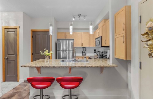 Cougar Creek Condo | Experience Comfort: Top Floor with Pool, Hot Tub & Gym