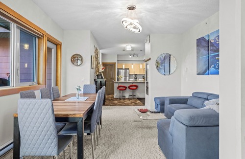 Cougar Creek Condo | Experience Comfort: Top Floor with Pool, Hot Tub & Gym