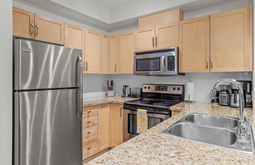 Cougar Creek Condo | Experience Comfort: Top Floor with Pool, Hot Tub & Gym