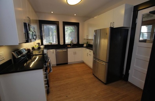 Oak Park Apartment | Prime 2BR Apartment in Oak Park with Breakfast Included