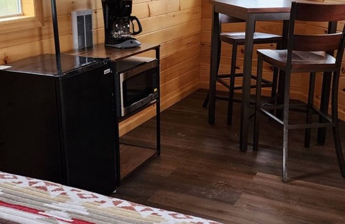Barton Cabin | Cozy Rockin N Retreat with Breakfast & Family-Friendly Vibes