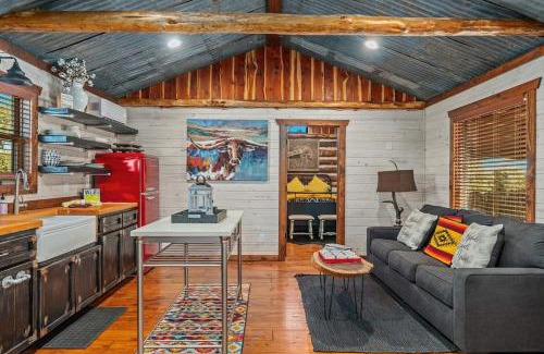 Fredericksburg House | Rockin' R - Mason Jar Cabin