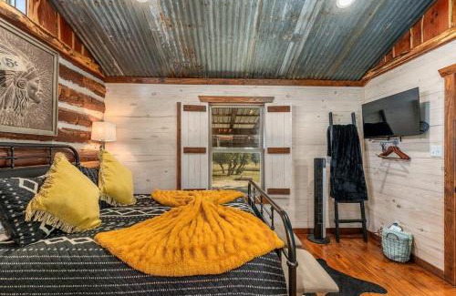Fredericksburg House | Rockin' R - Mason Jar Cabin