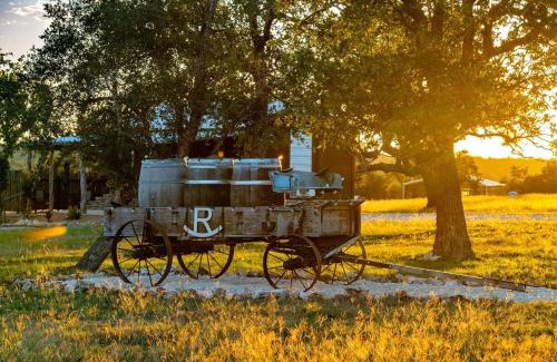 Fredericksburg House | Rockin' R - Mason Jar Cabin