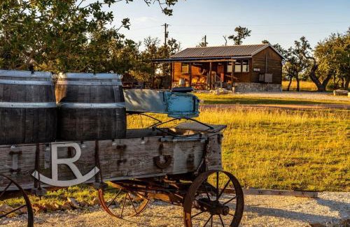 Fredericksburg House | Family-Friendly Rockin' R Ranch Cabins for Up to 10 Guests