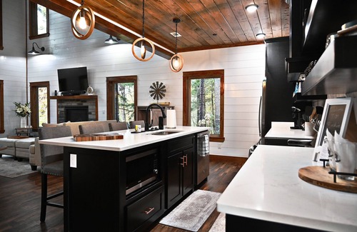 Octavia Cabin | Rockin Robin: Secluded Retreat with Lake Views & Hot Tub