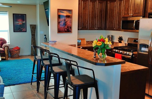 Moab South Valley House | Rockopelli: Modern Retreat with Spa and Pet-Friendly Perks