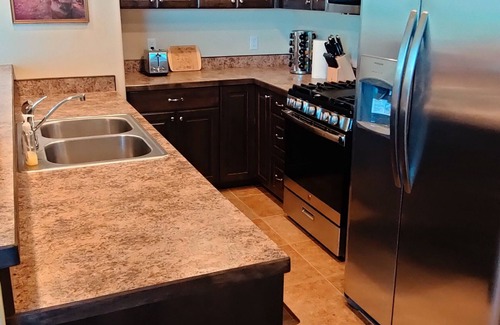 Moab South Valley House | Rockopelli: Modern Retreat with Spa and Pet-Friendly Perks
