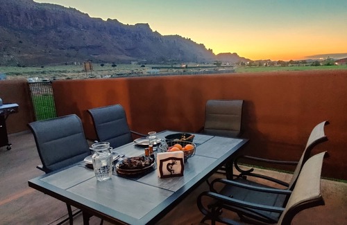 Moab South Valley House | Rockopelli: Modern Retreat with Spa and Pet-Friendly Perks