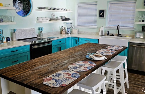 Rockport Condo | Scenic Waterfront Retreat at Summer's Little Bay Getaway