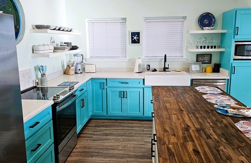 Rockport Condo | Scenic Waterfront Retreat at Summer's Little Bay Getaway