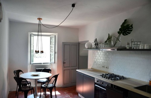 Colonno House | Premier Rocks Apartment Colonno: Family-Friendly & Breakfast Included