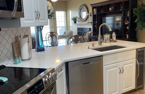 Highland Lake Estates Condo | Serene Rockstar Lake and Pool View Condo with Top Amenities