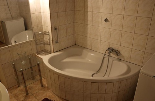 Erzsebetvaros Apartment | Rockstar Suite in Ruin Quarter: Top-Rated & Family Friendly