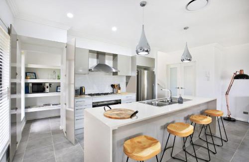 Bundanoon House | Pet-Friendly Retreat at Rockwall with Cozy Fire Pit