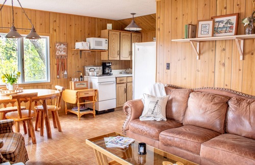 Carling Cottage | Rockwood Cottage #3: Family-Friendly with Breakfast & Pets