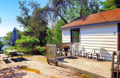 Carling Cottage | Rockwood Cottage #3: Family-Friendly with Breakfast & Pets