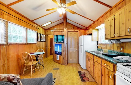Leesville House | Family-Friendly Rocky Creek Cabin B: 10/10 Guest Rated