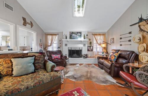 Fredericksburg House | Inviting Rocky Creek Retreat with 3 Bedrooms & Firepit