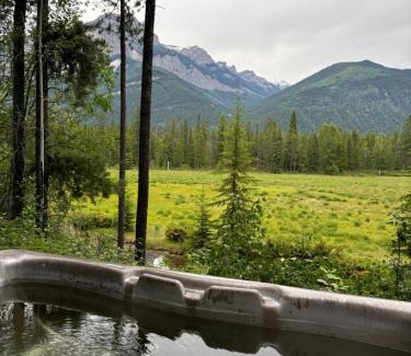 Blaeberry Ski Chalet | Cozy Rocky Mountain Cabins & Home - Pet Friendly Retreat
