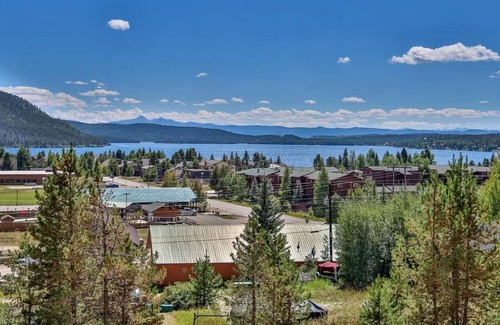 Grand Lake Cabin | Rocky Mountain High: Family-Friendly Retreat with Kitchen
