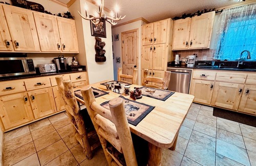 Estes Park House | Explore Rocky Mountain Paradise: Guest Rated 9.8 & Pet Friendly