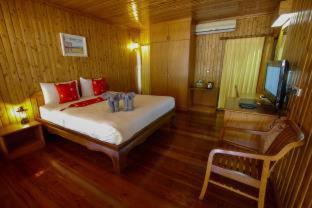 Thap Sakae Resort | Discover Rocky Point Resort: Oceanfront Bliss Awaits