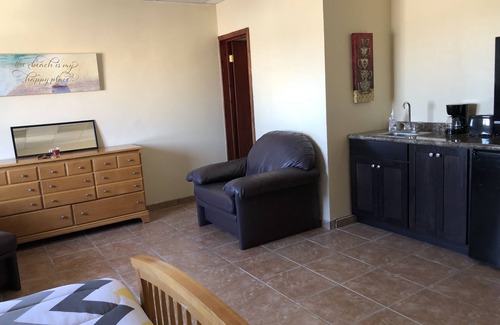Ferrocarrilera Apartment | Oceanfront Rocky Point Sunset Studios with Spa & Breakfast