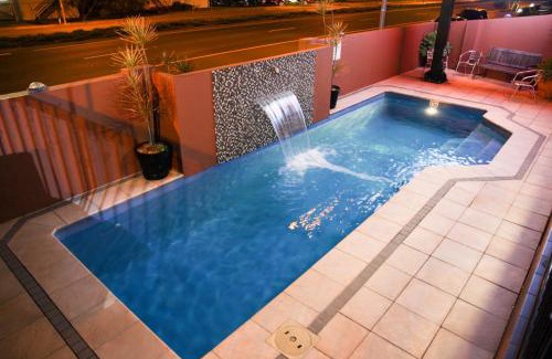 Allenstown Hotel | Relaxing Rocky Resort Motor Inn: 5-Star Family Oasis